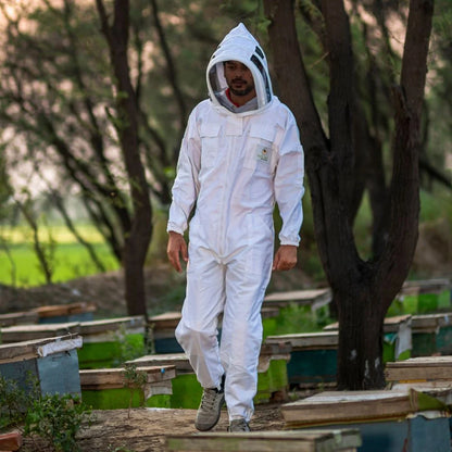 Safta Bee Beekeeper Outfit – Premium non-flammable beekeeping suit with fencing veil, designed for optimal protection and comfort during beekeeping tasks.