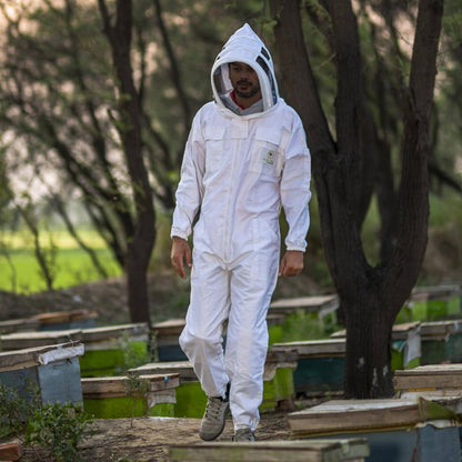 Safta Bee Beekeeper Outfit – Premium non-flammable beekeeping suit with fencing veil, designed for optimal protection and comfort during beekeeping tasks.