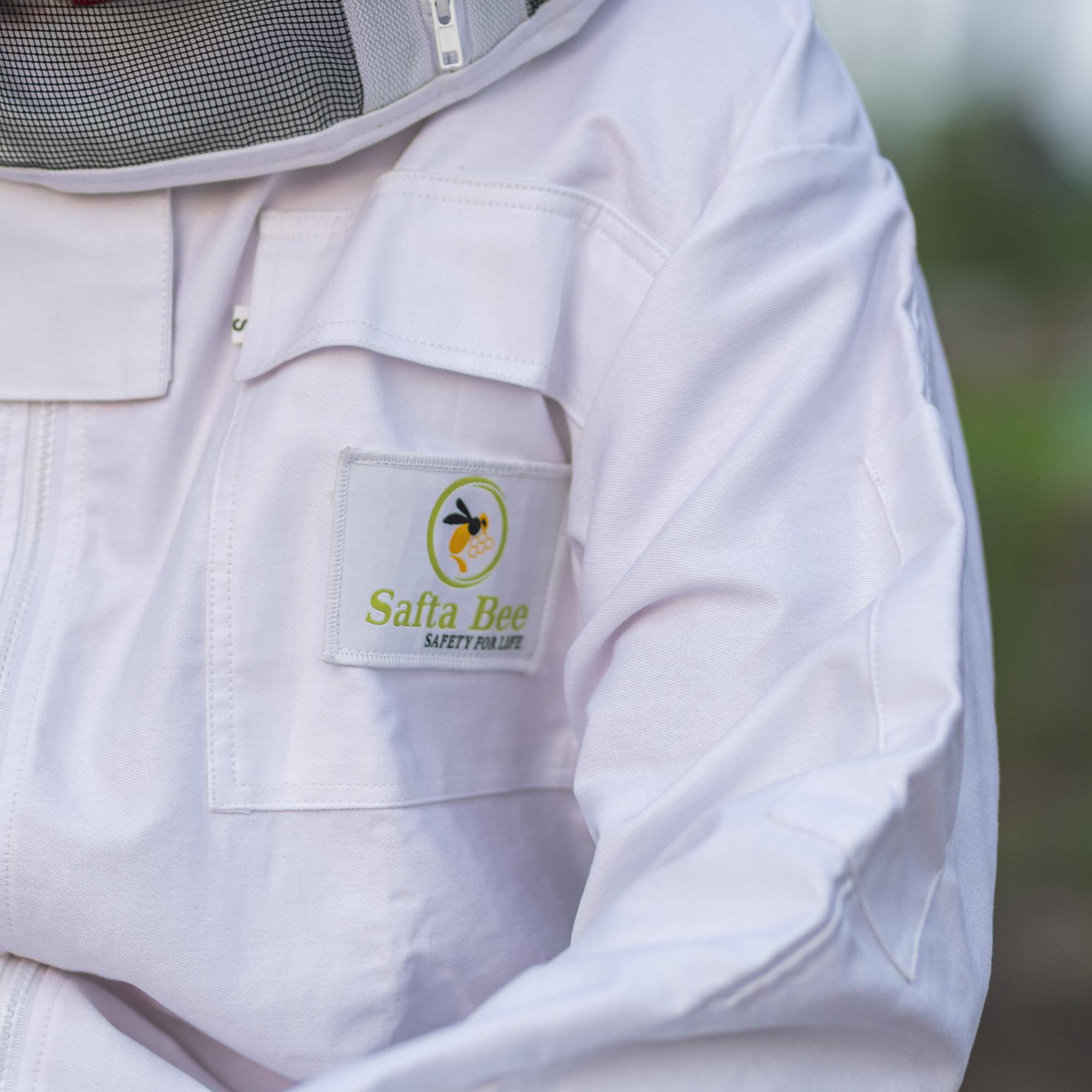 Safta Bee Beekeeper Outfit – Premium non-flammable beekeeping suit with fencing veil, designed for optimal protection and comfort during beekeeping tasks.